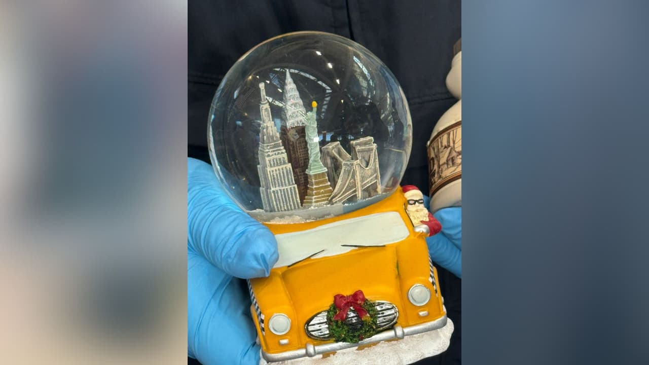 Las autoridades recordaron que algunos
<b> juguetes o regalos tienen líquido en su interior</b> y se deben ajustar a los lineamientos de contener menos de 100 mililitros.
<br>
<br>Por ejemplo, las 
<b>esferas navideñas no pueden llevarse en el equipaje de mano</b> si son más grandes que una pelota de beisbol.
<br>