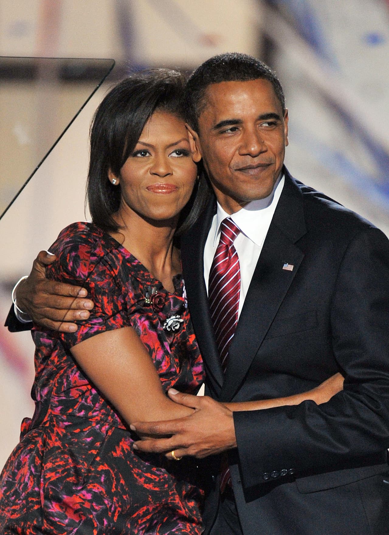 Para la 
<a href="https://www.youtube.com/watch?v=1Trn4bg9Ftg">Convención Nacional Demócrata de 2008, </a>Michelle Obama subió un poco el nivel de su maquillaje. 
<b>Usó los labios ligeramente naranjas con un toque bronce. El blush fue también un acierto. </b>Esa noche, Barack Obama aceptó formalmente su nombramiento como el primer afroamericano en ser candidato a la presidencia de EEUU.
<br>