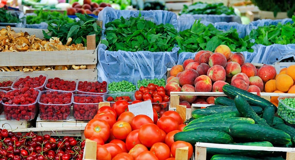 Para crear un entorno más seguro para todos los involucrados en los mercados de agricultores, ya no se los considerará un lugar social. Esto significa que no habrá reuniones sociales, no habrá espectáculos o actividades de entretenimiento, no habrá camiones de comida o comida preparada para el consumo en el sitio, ni preparación o muestreo de alimentos en el sitio, ni demostraciones, y no se permiten mascotas, excepto animales de servicio.
<br>