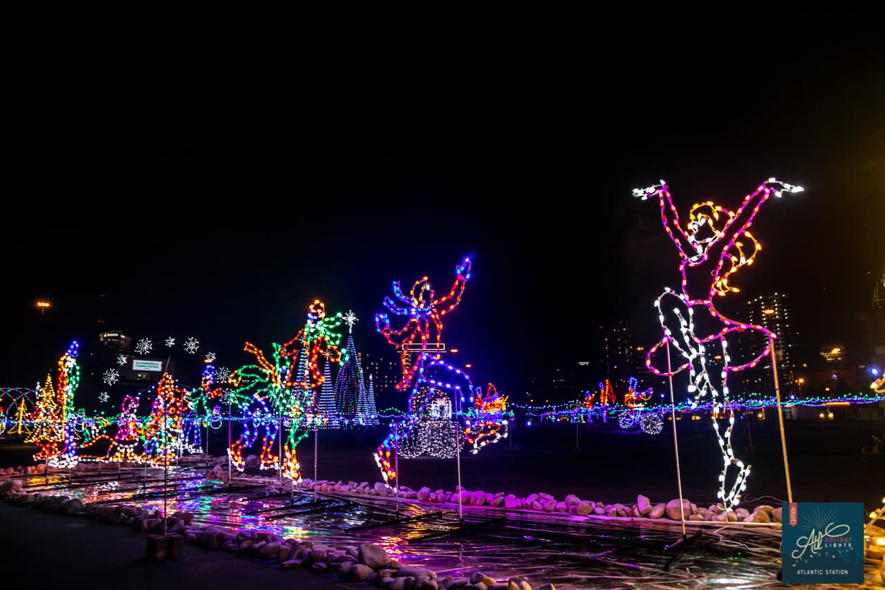 <b>Lights Over Alpharetta</b>
<br>
<b>Fechas</b>: 24 de noviembre al 30 de diciembre
<br>
<b>Lugar</b>: Ameris Bank Amphitheatre. 2200 Encore Pkwy. Alpharetta, GA
<br>
<b>Sitio web</b>: 
<a href="https://lightsoveralpharetta.com/">https://lightsoveralpharetta.com/</a> 
<br>
<br>Exhibición de luces navideñas en el anfiteatro. Se podrán realizar recorridos en auto y a pie.