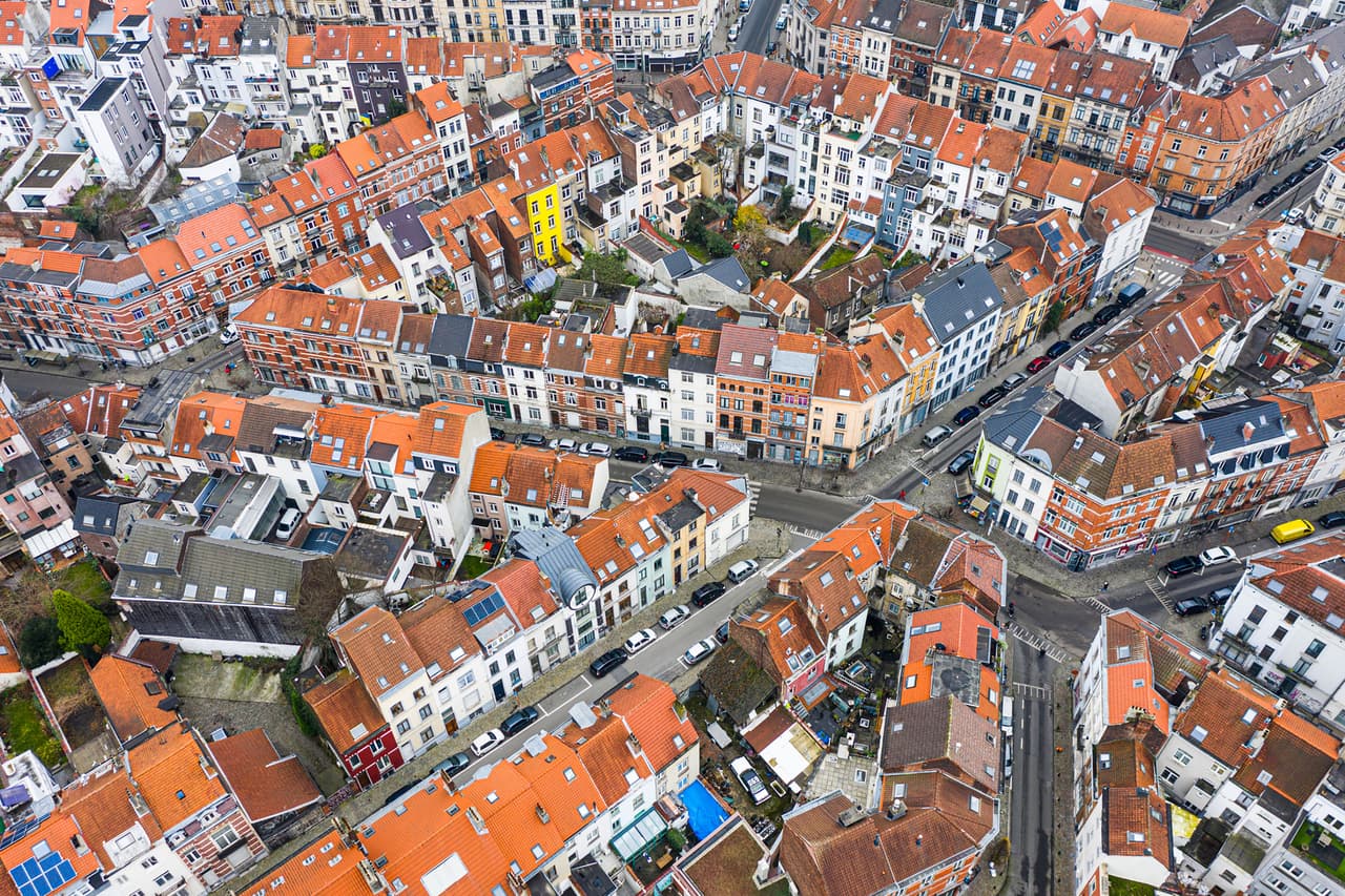 <b>Puesto 7. Bélgica (tres países empatados)</b>
<br>
<br>Tasa más alta de impuesto sobre la renta personal en 2021: 50.00%.
<br>
<br>En este país la tasa máxima se activa para ingresos superiores a 41,360 euros (46,837 dólares). Según el estudio, en Bélgica se ofrece una deducción especial por los dividendos recibidos por la propiedad de acciones en empresas francesas.
<br>