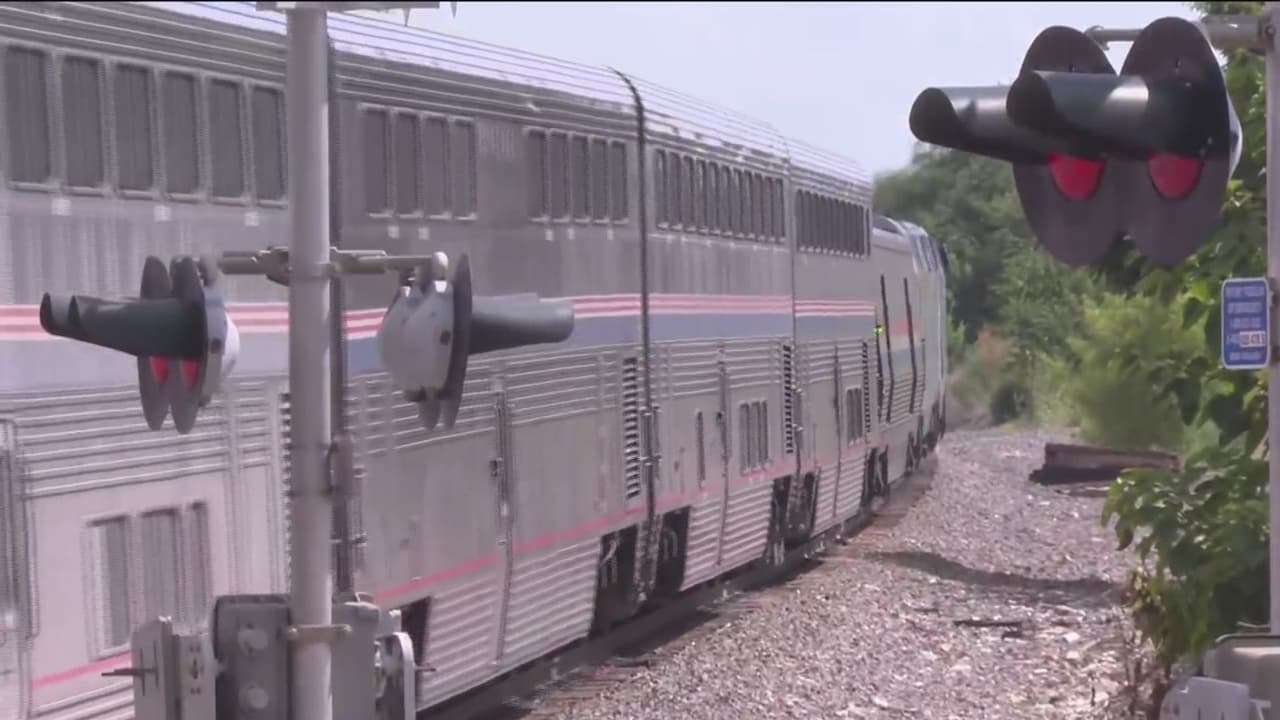 Un hombre sobrevive al impacto de un tren: autoridades lo encontraron herido
