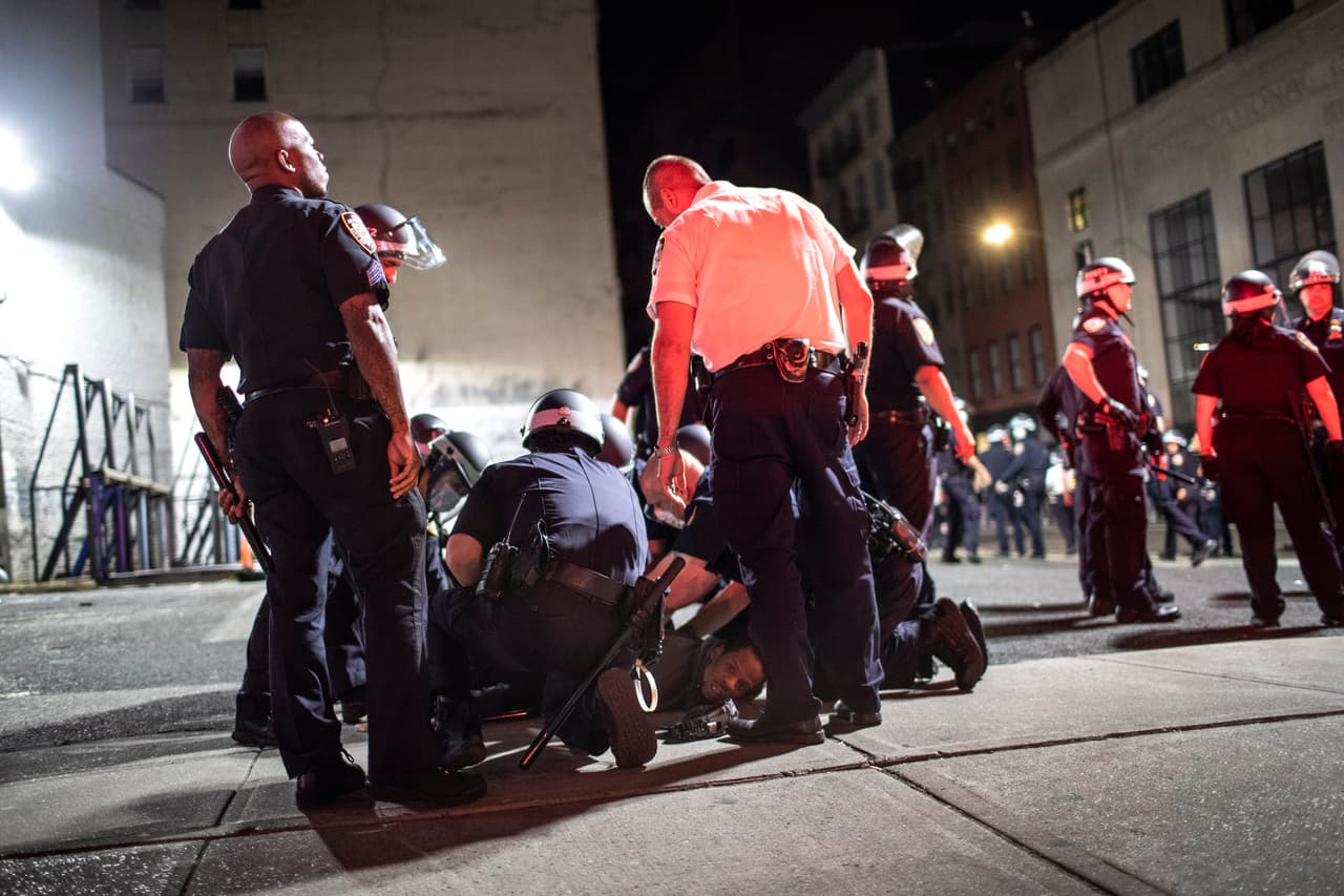 Un hombre es inmovilizado por agentes de la policía en Soho, Manhattan, tras protestas por la muerte del afroestadounidense George Floyd.