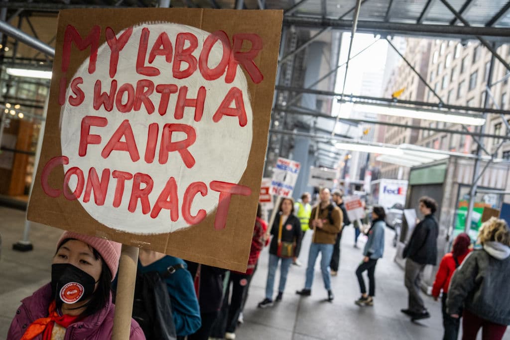 Los trabajadores de apoyo técnico se organizaron bajo el sindicato Times Tech Guild en 2022. Desde septiembre de 2024 comenzaron a informar que la negociación de un contrato con la empresa no progresaba. Advirtieron que, de no llegar a un acuerdo, estaban dispuestos a comenzar una huelga, lo que este lunes 4 de noviembre hicieron una realidad.