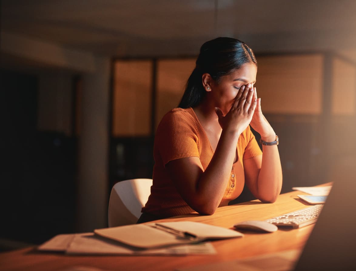 <a href="https://www.univision.com/noticias/salud/la-diferencia-entre-preocupacion-estres-y-ansiedad-y-como-lidiar-con-cada-uno-de-ellos">La ansiedad adopta muchas formas</a>, pero suele ser una sensación de miedo o preocupación extremos, a menudo acompañada de pensamientos catastrofistas y síntomas físicos. La ansiedad 
<b>contiene un elemento cognitivo (la preocupación) y su respuesta fisiológica (el estrés),</b> lo que significa que la experimentamos en el cuerpo y la mente. 
<br>
<br>Es importante diferenciar 
<b>entre la ansiedad manejable,</b> y que se entiende como un aspecto normal de la vida cotidiana y un trastorno de ansiedad, un problema serio que puede requerir asistencia especializada.