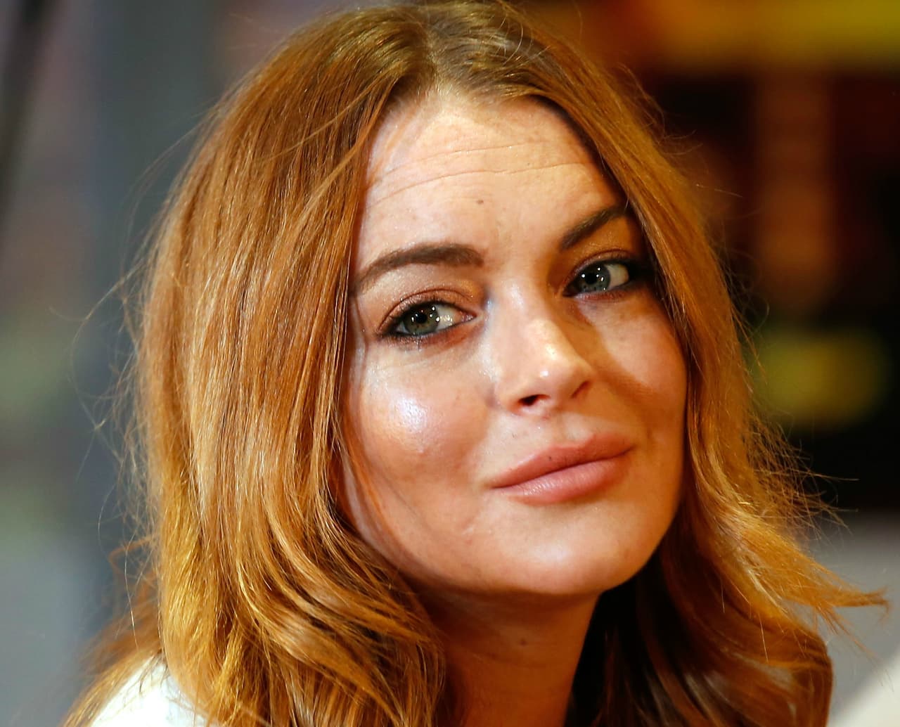 <b>Lindsay Lohan</b>: la actriz ha sido protagonista de numerosos escándalos debido a su adicción al alcohol y a las drogas, que incluso le han creado problemas con la ley. En 2013, después de completar su sexto paso por rehabilitación, Lohan 
<a href="http://www.huffingtonpost.com/2013/08/18/lindsay-lohan-oprah-interview-addiction_n_3777367.html"><u>admitió</u></a> que era adicta y que su droga de preferencia era el alcohol. “En el pasado, fue una
<a href="http://www.univision.com/noticias/drogas-y-adicciones/la-onu-alerta-sobre-el-incremento-de-sobredosis-por-heroina-y-otros-opioides-en-eeuu"> puerta hacia otras cosas</a> para mí… probé la cocaína con el alcohol”, relató. Pero ha tenido recaídas y 
<a href="http://people.com/crime/lindsay-lohan-ordered-to-wear-alcohol-monitoring-bracelet/"><u>otros</u></a> problemas con la ley desde entonces.