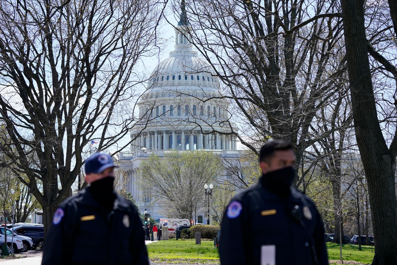 El incidente ocurre casi tres meses después de que una turba de insurrectos simpatizantes del entonces presidente Donald Trump irrumpiera en el edificio.