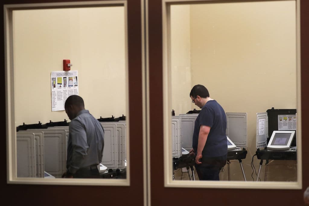 Aunque la Enmienda 15° prohibía la discriminación por causas raciales, fue gracias a la VRA que se logró que los afroamericanos en el país tuvieran derecho a votar. Esta ley se amplió en 1975 para para proteger también a los votantes latinos y de otras minorías lingüísticas.