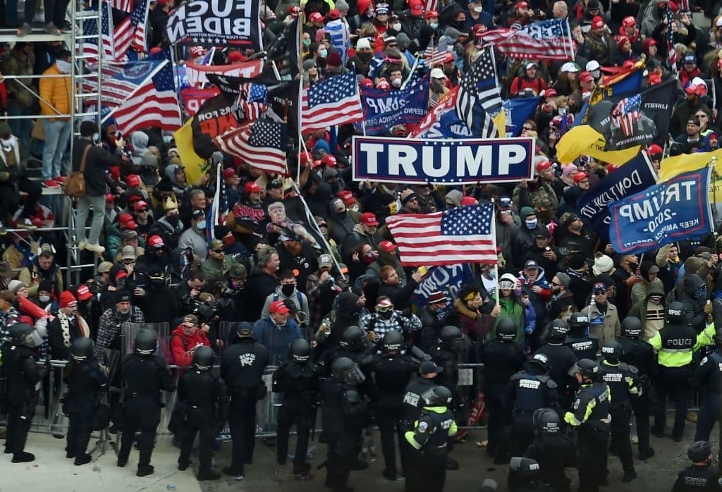 Los manifestantes, fanáticos a favor de Donald Trump, se reunían para mostrar su inconformismo con los resultados electorales.