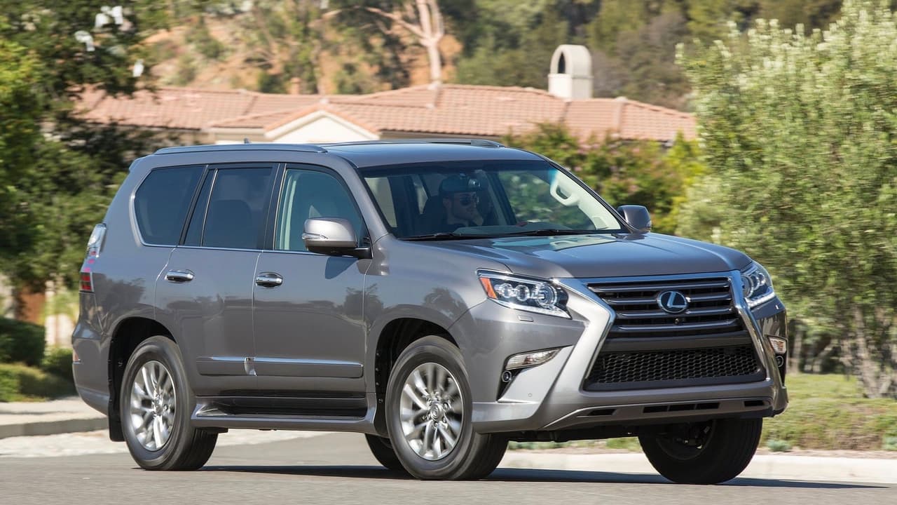 <h3 class="cms-h3-H3">1. Lexus GX</h3>
<br>Consumer Reports decribe a esta versión Lexus de la legendaria Toyota Land Cruiser como una camioneta rústica "de vieja escuela que utiliza un diseño de cuerpo sobre bastidor, 
<b>sumamente silenciosa para ser una bestia brutal </b>y altamente capaz en situaciones todo terreno con una capacidad de remolque de 6,500 libras", 
<a href="https://www.univision.com/noticias/pruebas-de-manejo/prueba-lexus-gx460-2018-un-todo-terreno-en-traje-de-gala" target="_blank">atributos que comprobamos</a> durante una semana el verano pasado. Su naturaleza de trabajo y carga no fue impedimento para que Lexus proporcionara a la GX con un
<b> interior muy lujoso</b>, bien terminado y sumamente espacioso.