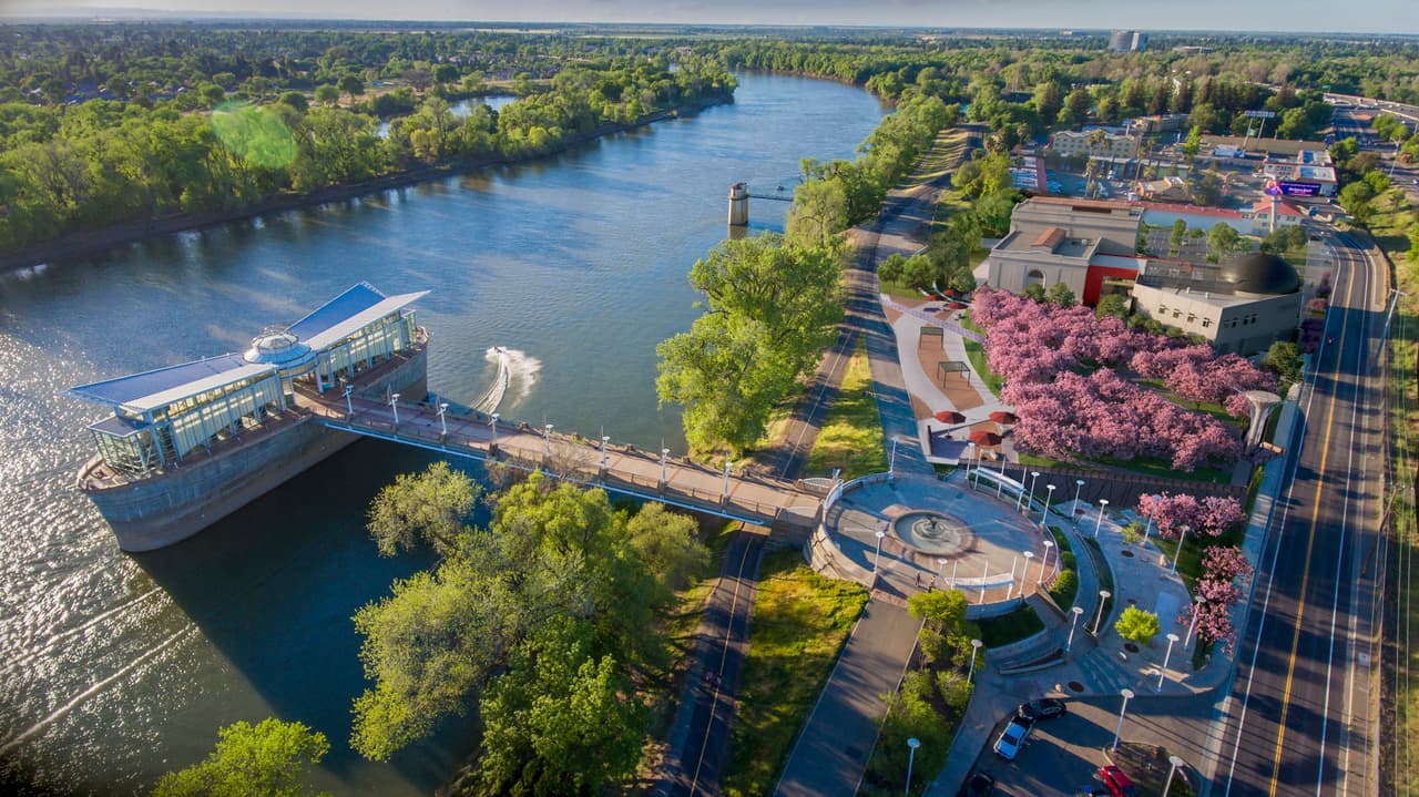 La fecha de apertura depende del clima y la construcción porque se encuentra en un dique activo de Sacramento.