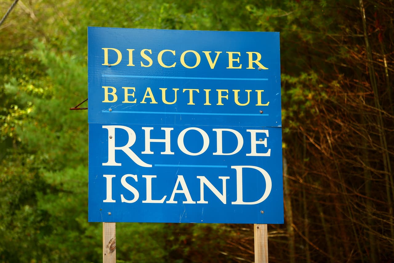 <b>Puesto 13. Rhode Island</b>
<br>
<br>Costo anual promedio del mantenimiento de un automóvil: 3,029 dólares.
<br>
<br>Costo anual promedio de la revisión de la luz de reparación del motor encendida: 250 dólares en repuestos y 138 dólares en mano de obra.
<br>
<br>Costo anual promedio del seguro: 1,801 dólares.
<br>
<br>Gasto anual en gasolina por cada conductor con licencia en el estado: 840 dólares.
<br>
<br>Costo promedio de la gasolina al 20 de junio de 2021: 3.04 dólares por galón.