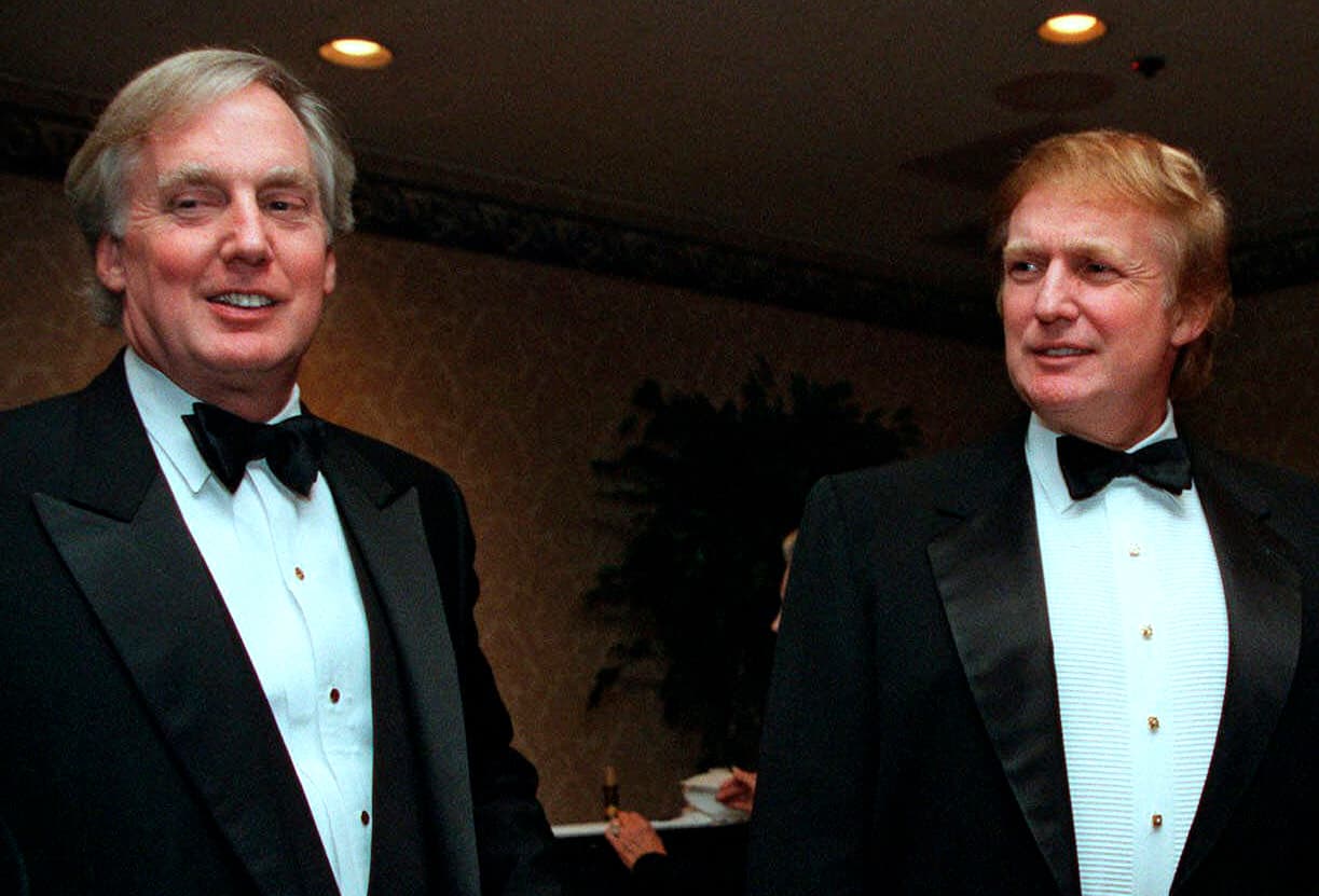 Robert Trump fue siempre defensor del presidente y leal a su hermano. Él fue quien encabezó la demanda este año contra 
<a href="https://www.univision.com/noticias/elecciones-en-eeuu-2020/cinco-claves-del-libro-de-la-sobrina-del-presidente-trump-sobre-como-su-familia-creo-al-hombre-mas-peligroso-del-mundo">la sobrina del presidente, la psicóloga clínica Mary Trump</a>, para frenar la publicación del libro 
<a href="https://www.univision.com/noticias/elecciones-en-eeuu-2020/cinco-claves-del-libro-de-la-sobrina-del-presidente-trump-sobre-como-su-familia-creo-al-hombre-mas-peligroso-del-mundo">"Demasiado y nunca suficiente: cómo mi familia creó al hombre más peligroso del mundo".</a> Mary Trump, hija de Fred Trump Jr., el mayor de los hermanos, señala en su libro que Donald y Robert trabajaron juntos para tratar de recortar su herencia. El padre de Mary murió en 1981. 
<br>
<br> 
<br>