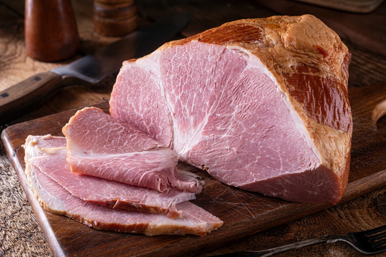 <b>Puesto 7. Jamón, con una subida del 8.7%</b> entre febrero y junio de 2020.
<br>
<br>Este fue uno de los productos cuyo precio subió como resultado de problemas en la cadena suministro. Varias plantas de carne y aves cerraron en los últimos meses debido a brotes de covid-19 en sus empleados, lo que limitó la producción y redujo la oferta. 
<br>