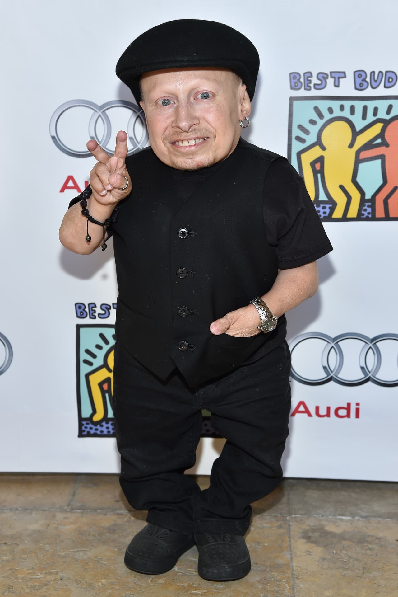 El actor Verne Troyer, reconocido por su papel de 'Mini me' en la película 'Austin Powers', falleció el 21 de abril de 2018 a los 49 años de edad, informó su familia a través de un comunicado.