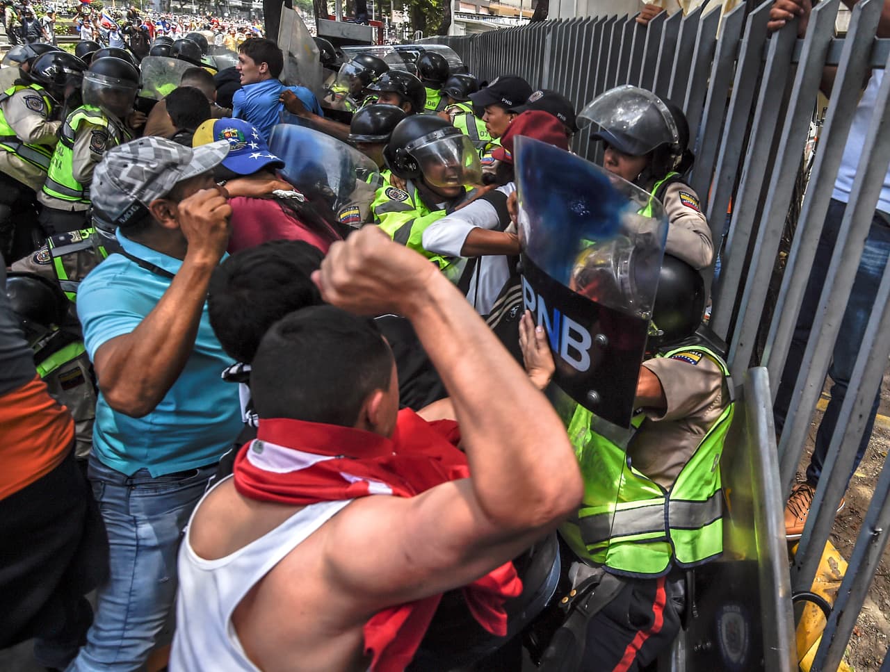 La encuentro entre policías y manifestantes se tornó violento. Tal como reseñó AP, por más de una hora, centenares de personas, algunas de ellas con los rostros cubiertos con telas y máscaras, resistieron la acción de los cuerpos de seguridad y les respondieron lanzándoles piedras y otros objetos.