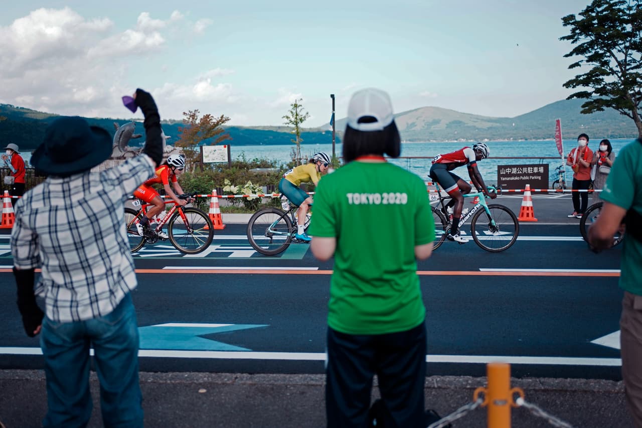 Aficionados ven cómo Teniel Campbell de Trinidad y Tobago (66), Amanda Spratt de Australia (18) y Jiajun Sun de China (61), compiten durante la carrera ciclista femenina en los Juegos Olímpicos de Verano de 2020, el pasado domingo 25 de julio de 2021, en Oyama, 
<a href="https://www.univision.com/temas/japon">Japón</a>.