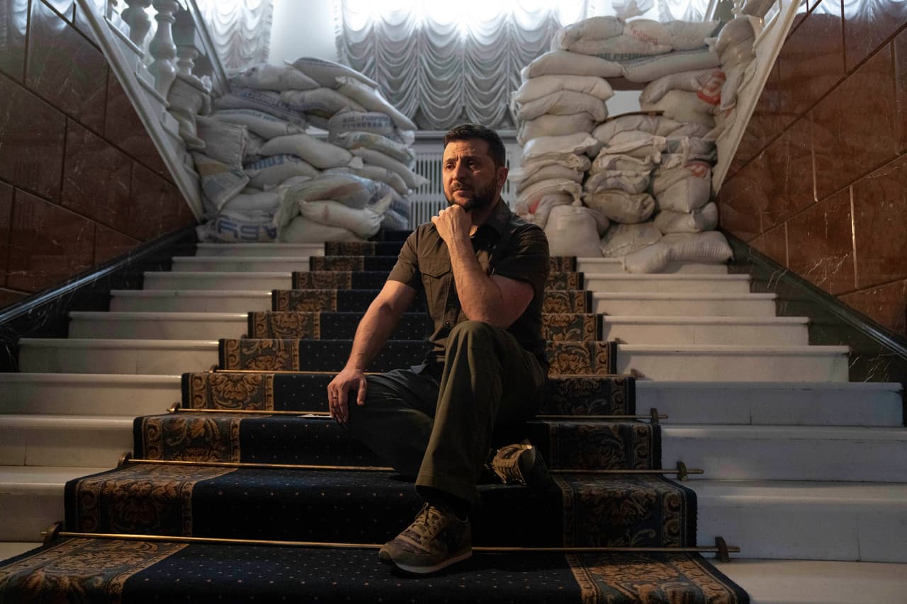 Las fuerzas de Moscú buscan 
<a href="https://www.univision.com/noticias/mundo/putin-acusa-eeuu-prolongar-guerra-ucrania">conquistar Donetsk, la otra provincia de Donbas.</a>
<br>
<br>En la foto: El presidente ucraniano Volodymyr Zelensky, el 9 de abril.
<br>
<br>