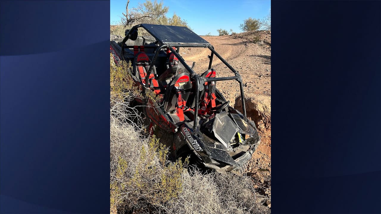 Al llegar a la zona del accidente encontraron a una 
<b>mujer de 39 años</b> que sufrió heridas graves en las piernas y 
<b>un hombre de 40 </b>años quedó atrapado debajo del UTV; ambas víctimas lograron se extraídas conscientes.