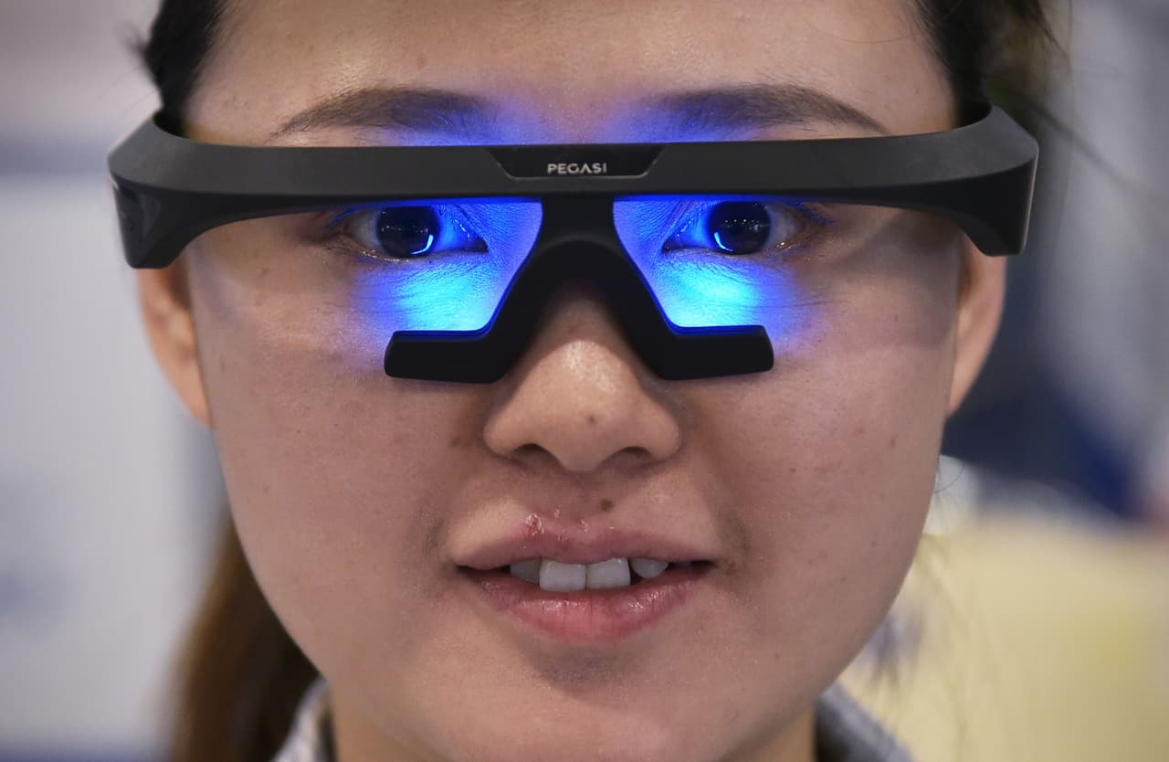 Estos son los llamados 'Pegasi Smart Sleep Glasses', como su nombre lo indica, lentes inteligentes diseñados para contribuir con la calidad del sueño. 
<br>Según se sugiere, el usuario debe usar los anteojos por la mañana durante 30 minutos para ayudar a ajustar el ritmo circadiano del cuerpo. MANDEL NGAN/AFP