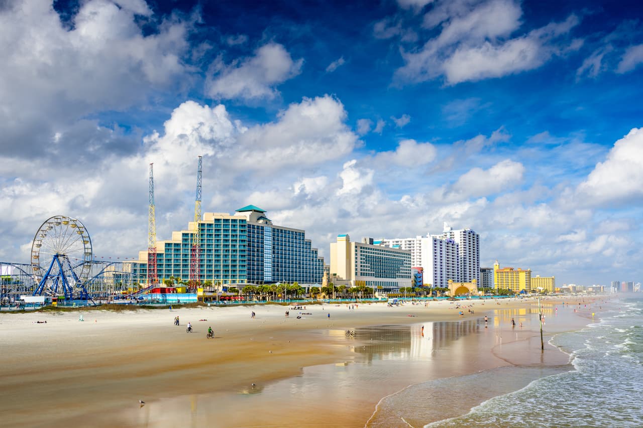 <b>23. Daytona Beach, Florida.</b> 
<b> </b>Población: 66,649. Valor promedio de las casas: 132,300 dólares. Tasa de pobreza: 20.1%. Residentes con estudios universitarios: 21.6%. Daytona Beach es una de las ciudades más pobres del país, con un ingreso familiar anual promedio de solo 31,273 dólares.