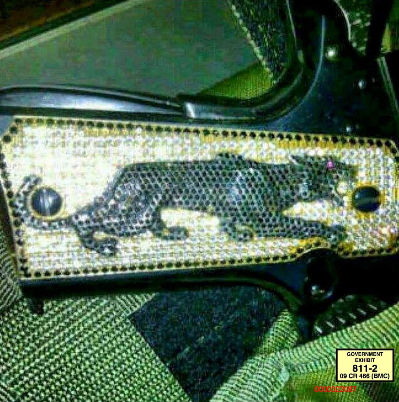 Esta fotografía muestra otra de las armas con joyas en la empuñadura, que perteneció al capo mexicano. Aparentemente fue un regalo que le hizo uno de sus socios.