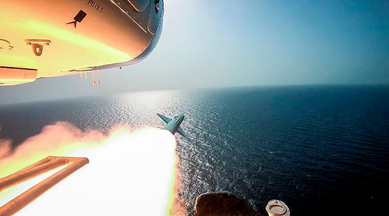 Un helicóptero de la Guardia Revolucionaria dispara un misil a una réplica al portaaviones falso. Las imágenes fueron publicadas el 28 de julio el medio oficial de la Guardia Revolucionaria de Irán.