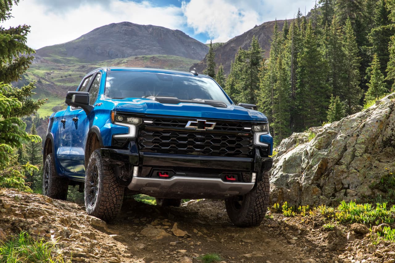 <a href="https://www.univision.com/carros/marcas-de-carro/chevrolet" target="_blank">Chevrolet</a> reveló un nuevo nivel de equipamiento para la Silverado, su camioneta pickup de tamaño completo, enfocado a la conducción todoterreno. Su nombre completo es 
<b>Chevrolet Silverado ZR2 2022</b> y ofrece un tratamiento similar al visto anteriormente en la 
<a href="https://www.univision.com/noticias/chevrolet/los-angeles-2016-chevrolet-colorado-zr2-2017">Chevrolet Colorado ZR2</a> que presentó en el año 2016.
