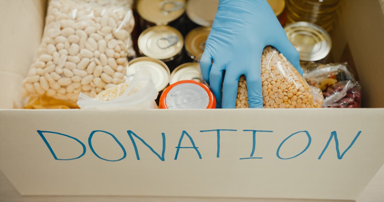 <b>Meals on Wheels - Distribución de comidas de Thanksgiving</b>
<br> • Fecha: Durante noviembre.
<br> • Lugar: Domicilios de personas mayores y discapacitadas.
<br> • Requisitos: Registro previo y cumplir con los requisitos de ingresos y situación de vulnerabilidad.
<br> • Más información: 
<a href="https://www.svmow.org/thanksgivingmatch/" target="_blank">Meals on Wheels</a>