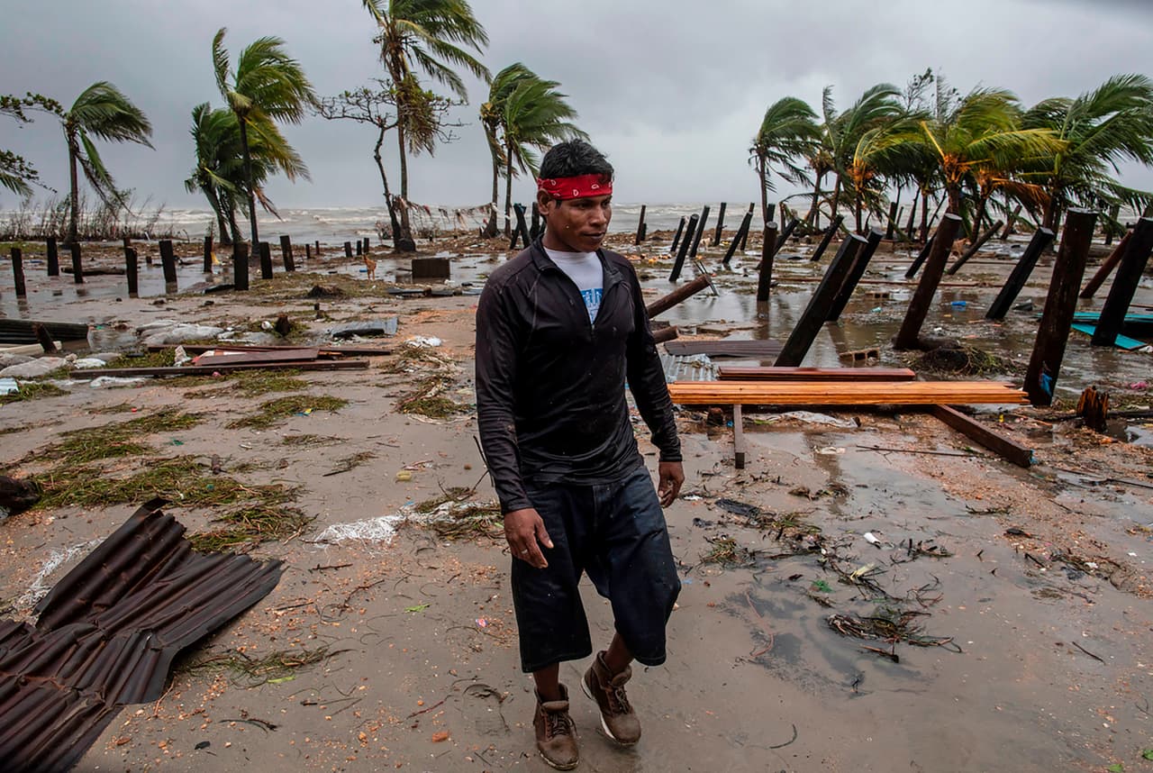 Este hombre camina por la zona de la costa nicaragüense golpeada por Iota, ahora convertido en tormenta tropical. En partes de la vecina Honduras causó inundaciones en áreas que todavía seguían afectadas por las crecidas provocadas por Eta hace dos semanas.