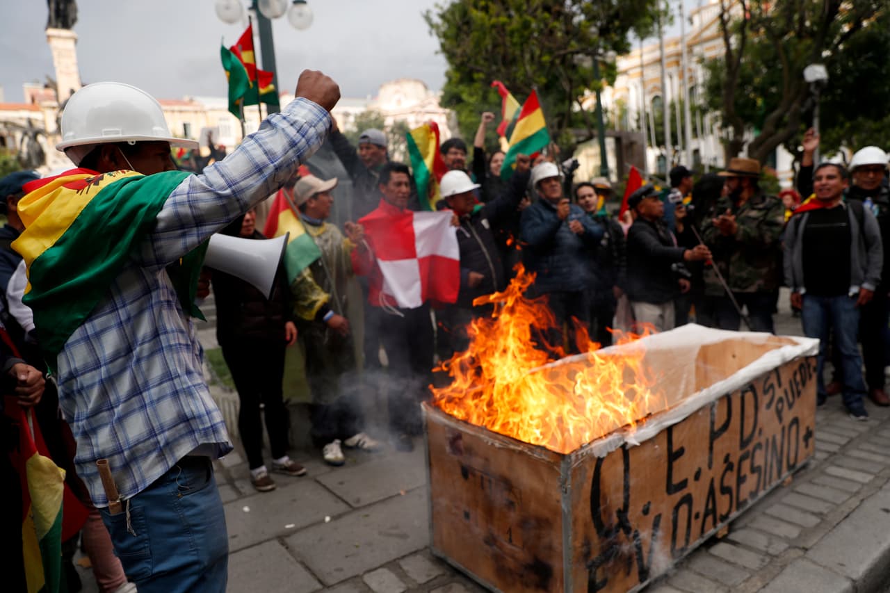 Opositores a Morales en La Paz celebraron su salida del poder quemando una urna frente a la sede del gobierno, en la que escribieron mensajes contra el exmandatario boliviano.