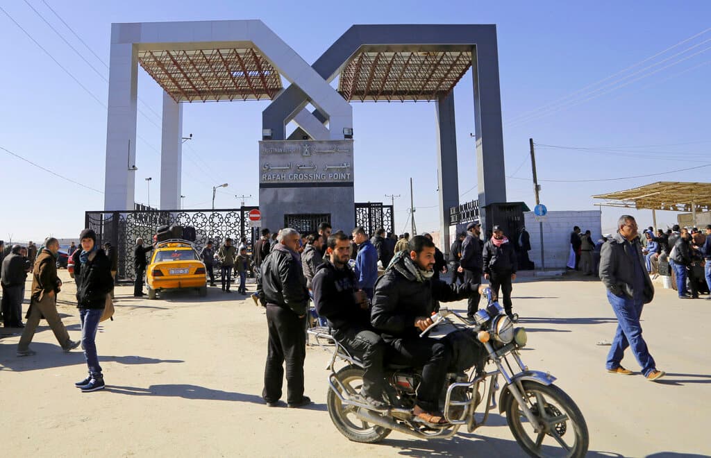 En esta foto de archivo del martes 20 de enero de 2015, palestinos esperan para cruzar la frontera hacia el lado egipcio en el cruce de Rafah, en el sur de la Franja de Gaza. Un alto funcionario palestino dijo el lunes 16 de noviembre de 2015 que la Autoridad Palestina ha llegado a un acuerdo con Egipto para reabrir el principal paso fronterizo de la Franja de Gaza, en un acuerdo destinado a eludir a los gobernantes de Hamás en el territorio.