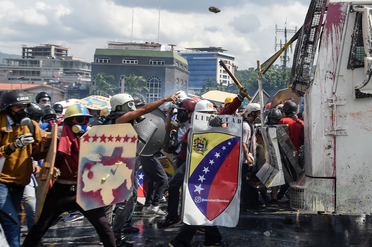 Pese a los cientos de heridos y detenidos en las movilizaciones, el miércoles miles de opositores tomaron de nuevo las principales avenidas del país insistiendo en la protesta que mantienen casi a diario, contra lo que consideran una "dictadura" del presidente Nicolás Maduro. Los activistas heridos fueron asistidos por otros manifestantes y paramédicos en la escena.
