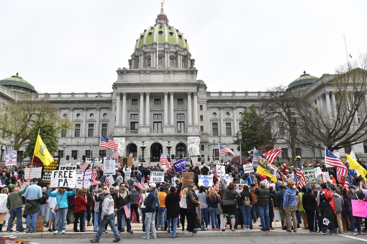 Cientos de personas, incluidos varios legisladores y simpatizantes del presidente Donald Trump, se reunieron el lunes en el estado de Pensilvania para protestar contra las medidas de confinamiento implementadas para limitar el contagio del coronavirus.
<br>