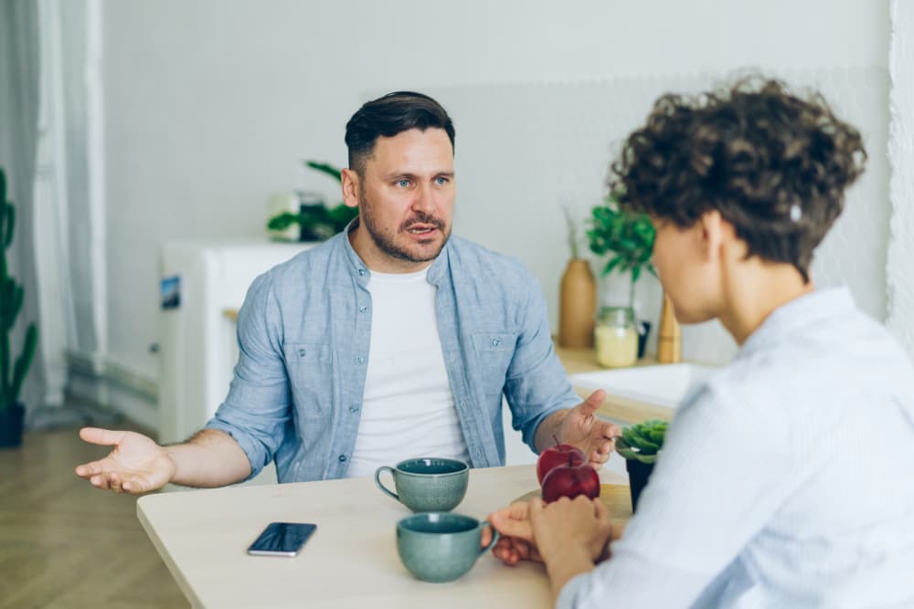 Hay a quienes les encanta le estén “fiscalizando” o “controlando” constantemente porque erróneamente se sienten queridos, pero otros lo detestan. Si tu pareja se molesta por tus constantes preguntas, no lo tomes a mal, tómalo como aprendizaje para poner un freno a tanta pregunta e interrogatorio.