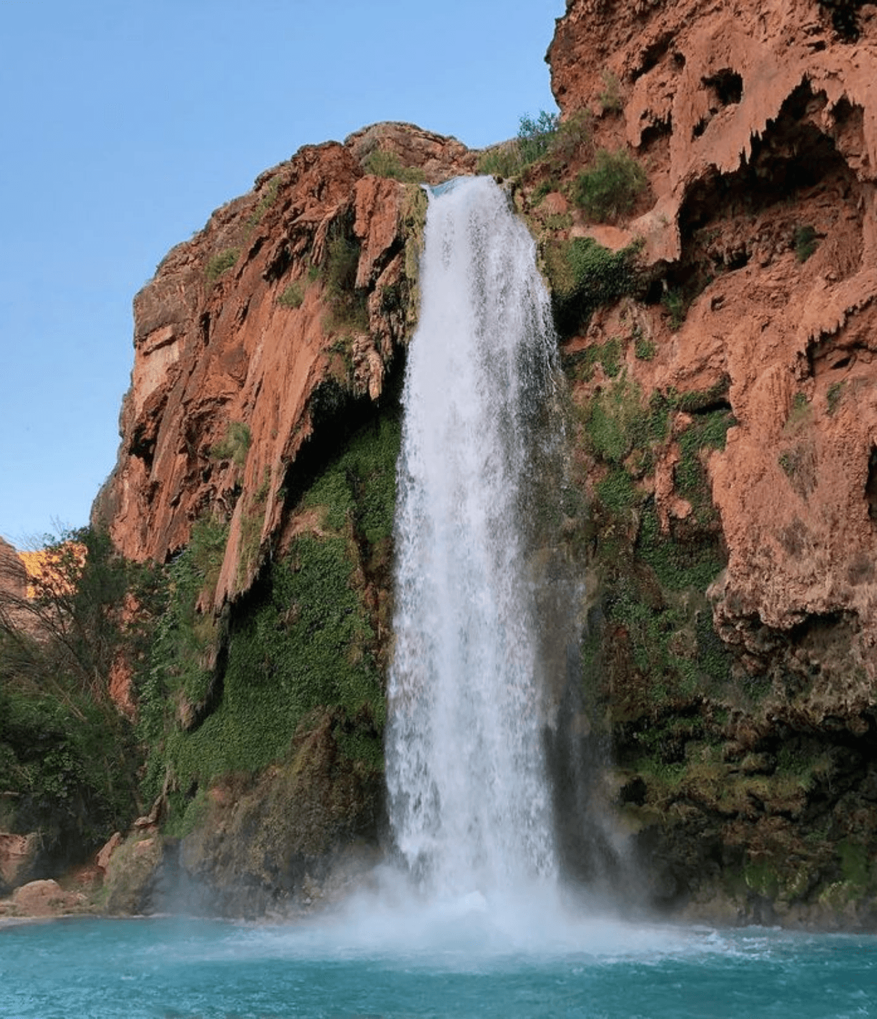En el camino podrás encontrar otras espectaculares cascadas como 
<b>Fifty Foot Falls y Little Navajo Falls</b> que no puedes dejar de ver y también te dejarán maravillado.