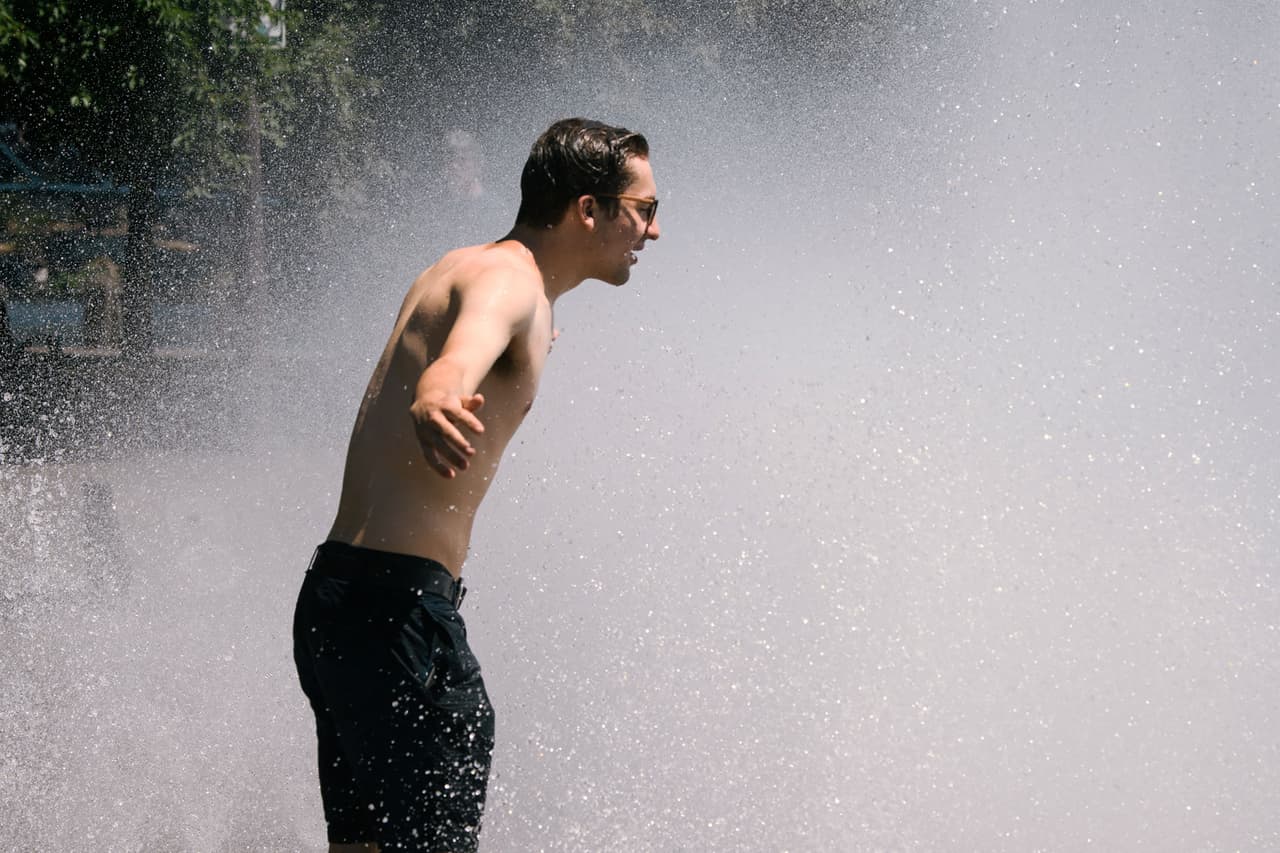 <h3 class="cms-H3-H3"><b>5. Oregon</b></h3>
<br>
<br>Un hombre se refresca en una fuente pública en Salmon Street en Portland, Oregon. El estado ha registrado un aumento promedio de 3.0º F desde 1990. El pasado junio, la ciudad registró un récord de 116ºF (46.6º C). El estado, además, alberga el mayor incendio de la temporada: 
<a href="https://www.univision.com/noticias/estados-unidos/bootleg-fire-oregon-propio-clima">el Bootleg Fire</a>, que tiene un área similar al tamaño de Los Ángeles.
<br>