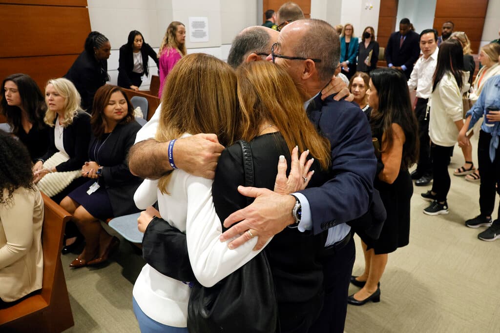 Familiares de las víctimas del tiroteo de Parkland se abrazan en una corte de Florida.