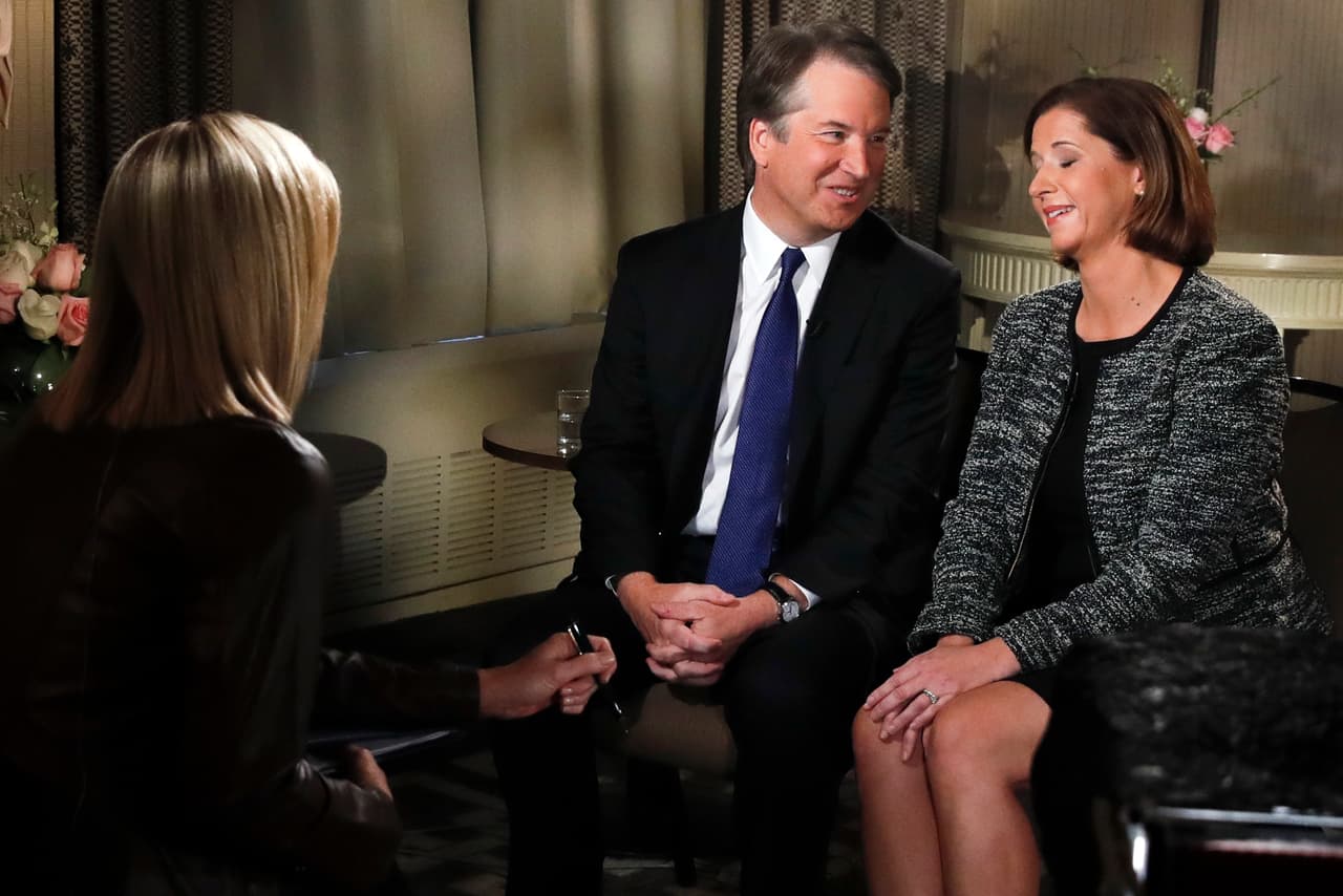 <b>Defensa en Fox News. </b>"Quiero un proceso justo donde pueda defender mi integridad". Con esas palabras Kavanaugh, acompañado de su esposa, se defendió de las acusaciones en su contra en 
<a href="https://www.univision.com/noticias/politica/como-brett-kavanaugh-polarizo-aun-mas-su-nominacion-a-la-corte-suprema-con-una-entrevista-en-television">una entrevista exclusiva ofrecida a la cadena Fox News</a>, unos días después de la acusación de Deborah Ramirez. Todo estaba listo para que el 
<a href="https://www.univision.com/noticias/politica/agendan-para-el-viernes-el-voto-de-confirmacion-de-brett-kavanaugh">voto de confirmación se realizara el viernes 28 de septiembre</a>, al día siguiente de la comparecencia del nominado y la profesora Ford ante los senadores.