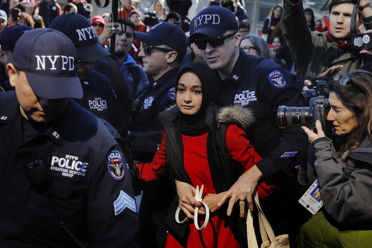 <b>Mujer en custodia (8 de marzo).</b> El Día Internacional de la Mujer se convirtió en el Día sin Mujeres en EEUU. Las iniciativas ‘La huelga de las mujeres’ y ‘
<b><a href="https://www.univision.com/noticias/trending/8-de-marzo-de-2017-el-dia-internacional-de-la-mujer-se-convierte-en-el-dia-sin-mujeres">Un día sin mujeres’ convocaron manifestaciones en todo el país</a></b> a favor de los derechos de las minorías y en contra de Donald Trump. En la fotografía, la Policía de Nueva York arresta a una mujer vestida con el tradicional velo musulmán que participaba en la convovatoria en la gran manzana.