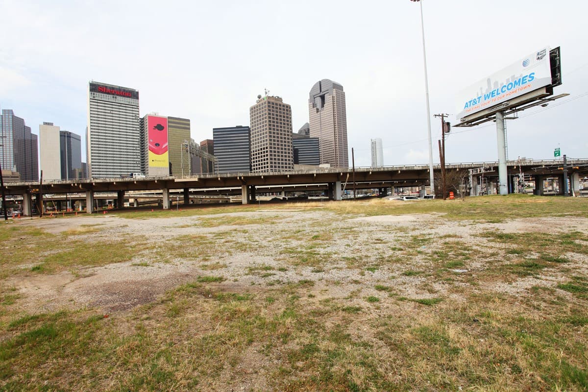 La Interestatal 345, en Dallas, Texas. Esta autopista cortó la conexión entre el centro y el barrio histórico de Deep Ellum, un ícono del jazz y blues.