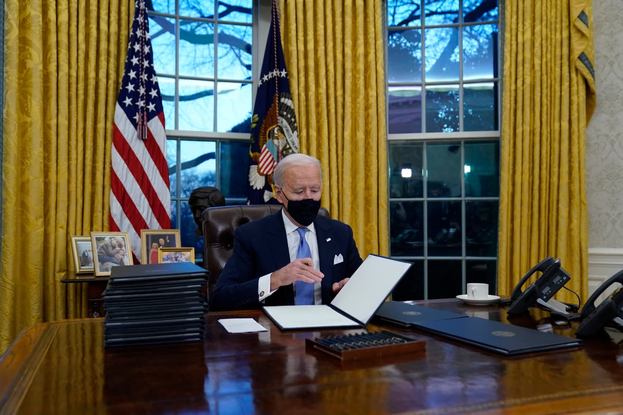 Biden firma orden ejecutiva para hacer obligatoria la mascarilla en propiedades federales
