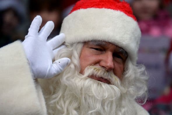 Papá Noel es muy conocido por su gran generosidad y éste si es un dato real, Nicolás de Bari a muy temprana edad perdió a sus padres a causa de la peste negra que asoló su ciudad y conmovido por la desgracia de la situación del resto de la gente por esa calamidad, repartió sus bienes a los necesitados y partió a la antigua ciudad licia de la Anatolia Egea (actualmente Turquía) para convertirse en sacerdote.