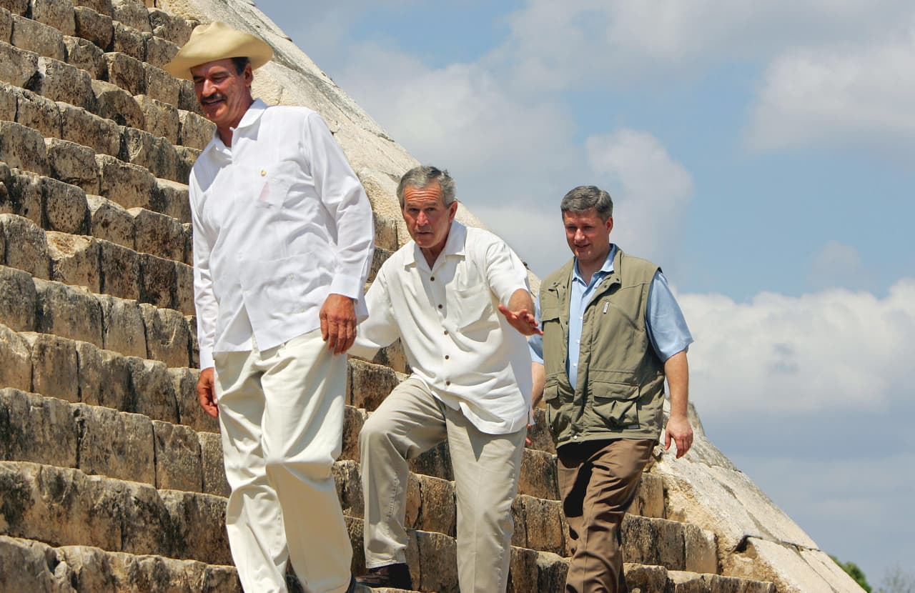 <b>Sobre inmigración en Yucatán.</b> En marzo de 2006 fue la segunda Cumbre de Líderes de América del Norte entre
<b> </b>Vicente Fox, George W. Bush y el nuevo primer ministro canadiense Stephen Harper. El comercio, la seguridad fronteriza y la inmigración fueron los temas más importantes de la agenda del encuentro. En ese momento, el Senado estadounidense estaba revisando las leyes de inmigración y debatiendo una propuesta del presidente Bush para permitir que los inmigrantes de México y otros países trabajasen legalmente en los Estados Unidos hasta por seis años, iniciativa que fue rechazada por miembros de su propio partido que exigían restricciones a la inmigración.