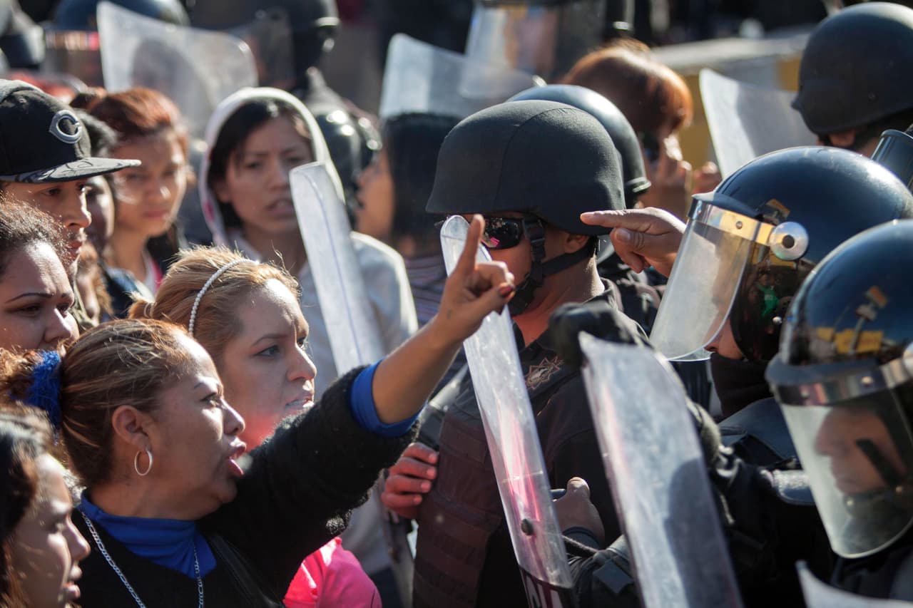 Autoridades impiden el paso de los familiares.