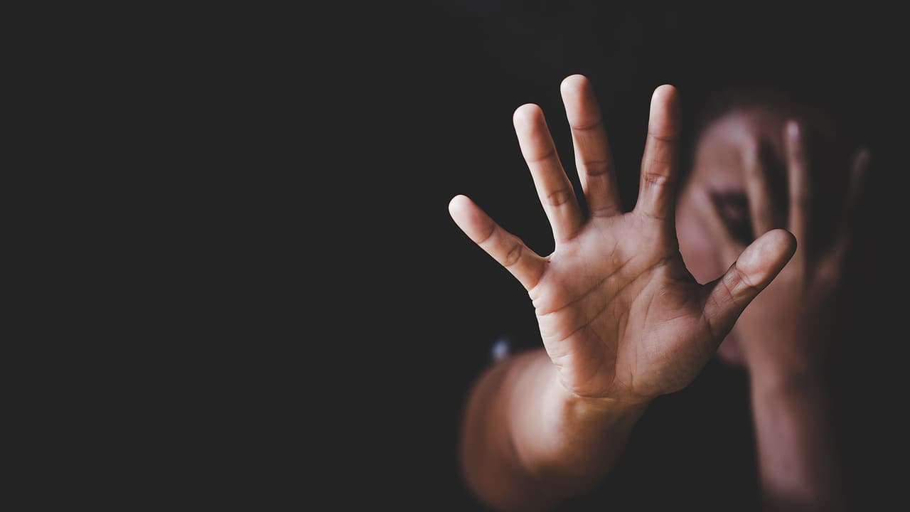 <b>Asesoría legal</b> para víctimas de violencia familiar
<br>- Para asesoría legal en español puedes llamar al: (800) 782-6400
<br>- Family Lawyers Assistance Project (FLAP): 602-506-7948
<br>- Community Legal Services: 602-258-3434.
<br>
<br>Si se trata de una emergencia 
<b>llama de inmediato al 911.</b>