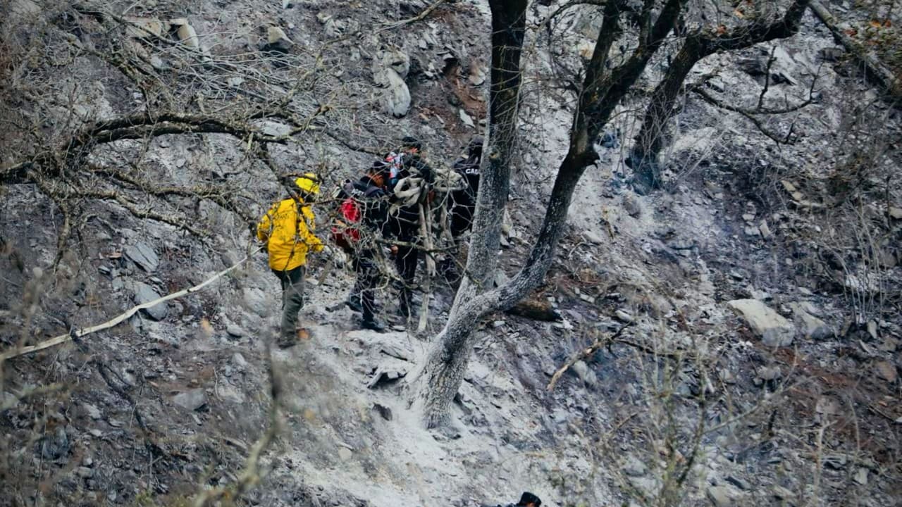 Los cuerpos de emergencia respondieron a un reporte de incendio forestal en la zona. Al llegar, 
<b>descubrieron la camioneta accidentada y los restos de algunos de sus pasajeros</b>. Doce personas murieron en el lugar y 
<b>cuatro más fueron rescatadas con vida</b>, aunque en estado crítico. Los heridos fueron trasladados a hospitales en Monterrey.