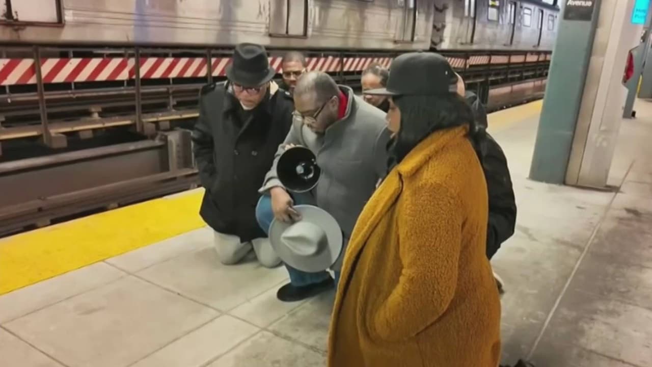 En medio del emotivo acto, los asistentes 
<b>pidieron a las autoridades</b> mayor 
<b>seguridad para los pasajeros</b> que utilizan el sistema del tren subterráneo de Nueva York, donde los homicidios aumentaron de 5 en 2023 a
<b> 9 en lo que va de año.</b>