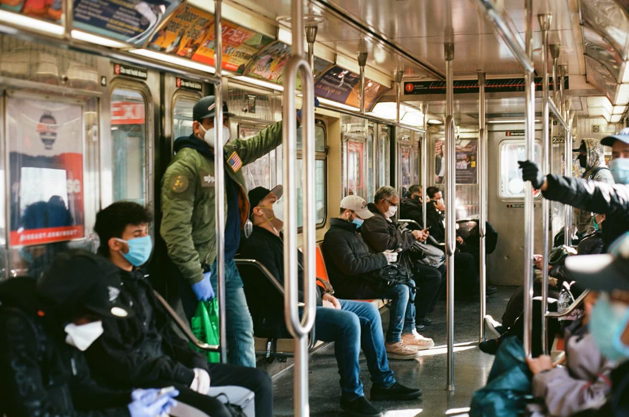 <b>Nueva York.</b> Los visitantes de estados con una alta tasa de infección se deben poner en cuarentena por 14 días a su llegada. A partir de los dos años las personas deben portar mascarillas. Hasta el 10 de julio había 19 estados con una tasa de prueba positiva del 10%: Alabama, Arkansas, Arizona, California, Florida, Georgia, Iowa, Idaho, Louisiana, Mississippi, Norte Carolina, Nevada, Carolina del Sur, Tennessee, Texas y Utah. En este estado hay 2,044 contagios de covid-19 por cada 100,000 habitantes.