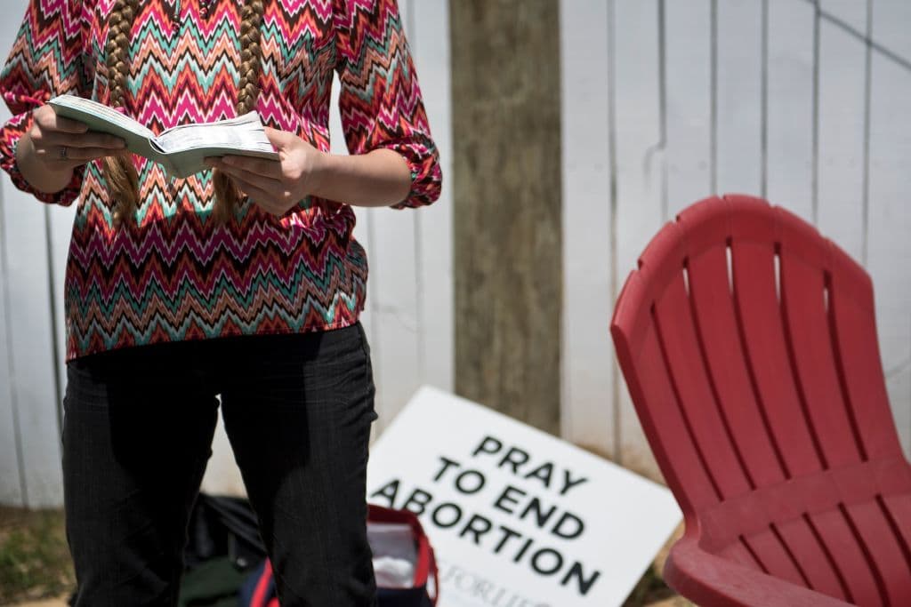 "Recen para acabar con los abortos". Es común que personas religiosas acudan a las puertas de las clínicas que ofrecen procedimientos seguros con mensajes por el estilo. Expertos aseguran que garantizar el acceso es un asunto de salud pública y no de dogmas de fe. Los datos comprueban que mientras más restricciones, más abortos.
